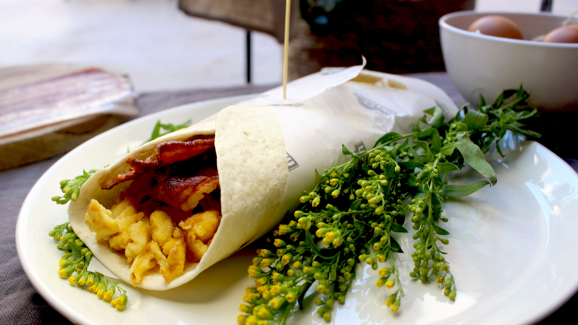 WRAP DE HUEVOS REVUELTOS Y BEICON